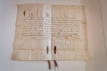 La Bula, confirma por parte del Pontífice al Deán y al Cabildo de la Iglesia seguntina todas las liberalidades, inmunidades, exenciones y privilegios concedidos a su Iglesia por sus predecesores.