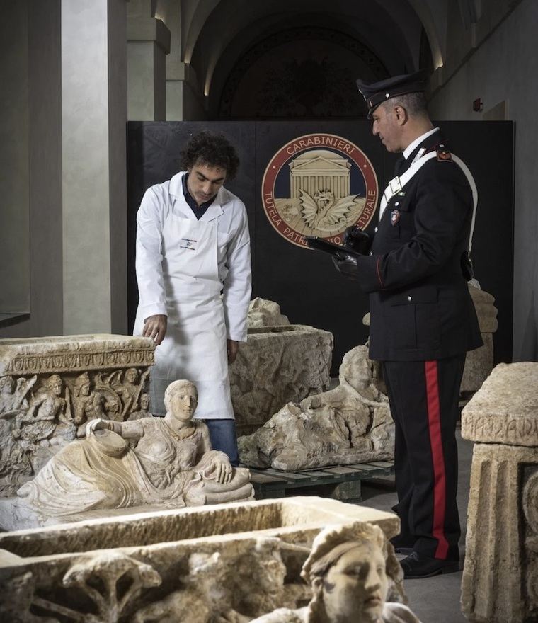 El elegante carabineri inventariando los bienes recuperados