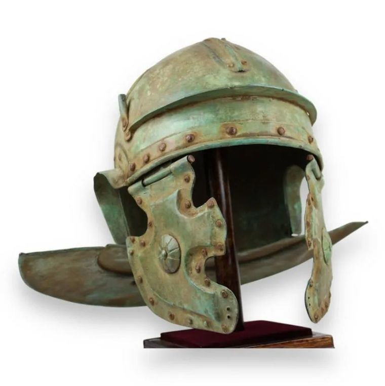 El casco de Apio, de la IV Legio Flavia Félix, ahora se vende en Treasure Trove Auctions, sin quedar claro, como ha salido de Serbia, donde es patrimonio cultural protegido.