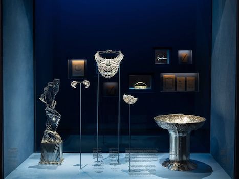 El collar robado se exhibía en la exposición 'GLANZSTÜCKE'. celebrando los 120 años de historia de la prestigiosa joyería Van Cleef & Arpels