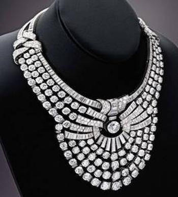 El collar está engastado con más de 600 diamantes redondos y en talla baguette, con un peso total de 200 quilates, dispuestos en un motivo en forma de sol. SE BUSCA