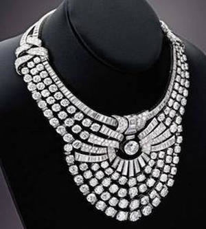 El collar está engastado con más de 600 diamantes redondos y en talla baguette, con un peso total de 200 quilates, dispuestos en un motivo en forma de sol. SE BUSCA
