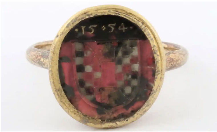 Un anillo de sello Tudor que se puso a la venta en Londres después de haber sido robado en 2021.