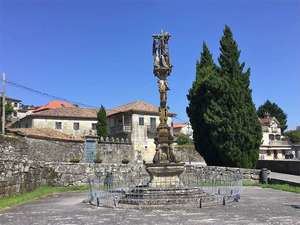 El Cruceiro de Hío, esculpido en 1872, obra de los maestros canteros escultores José e Ignacio Cerviño) y está considerado como la más importante muestra en granito de arte popular de Galicia. El conjunto escultórico está protegido como bien de interés cultural (BIC )