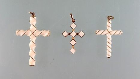 3 de las 6 cruces de márfil que vendía ilegalmente otro individuo de 54 años.