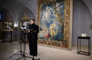 la Ministra Polaca de Cultura Marta Cienkowska, con las obras recuperadas.