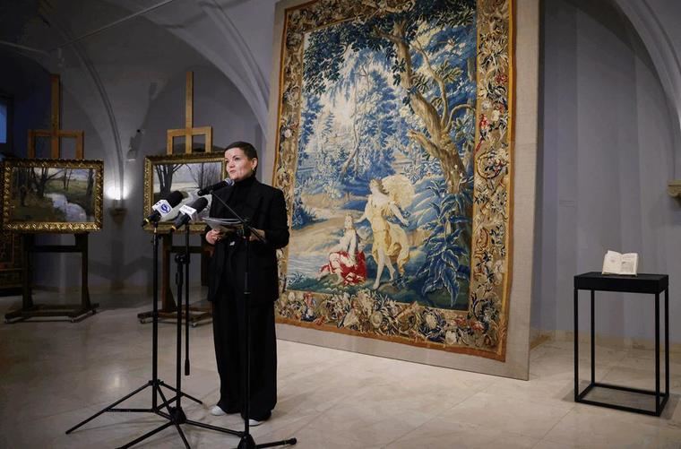 la Ministra Polaca de Cultura Marta Cienkowska, con las obras recuperadas.