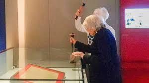 Dos ancianas rompen la vitrina de la Carta Magna Inglesa en la Biblioteca Británica