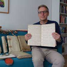Arthur Brand enseña los documentos y manuscritos históricos recientemente recuperados
