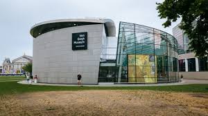 El museo se amplió en 1999 con el ala Kisho Kurokawa.