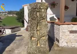 la estela visigoda da la bienvenida a los visitantes de la casa