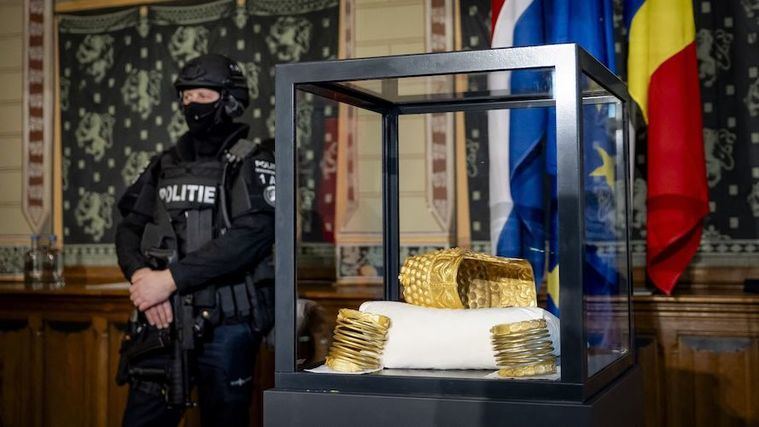 El casco de Cotofenesti y dos brazaletes de oro robados del Museo Drents. ¿Se ha recuperado