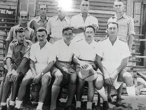 Gaetano Tostoi- Croce (fila inferior, segundo por la derecha), fue ingeniero jefe de un submarino italiano que fue hundido por los británicos al sur de Creta. Gaetano sobrevivió