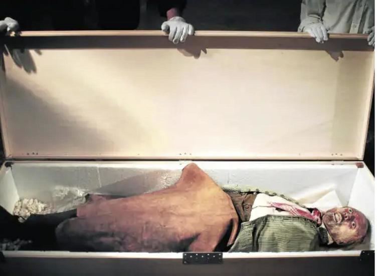 el prisionero de guerra español que se conserva vestidito de herrero en el Musée d'Allard