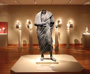No cabe duda. La escultura no será de Marco Aurelio, pero desde luego, sí que fue expoliada en Bubón en los años 60