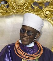 El Oba Euware II de Benín se ha convertido en el propietario legal de los bronces.