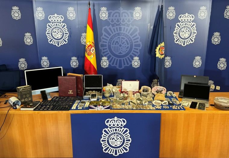 Se ha intervenido más de 3.000 piezas de arqueología (monedas, puntas de flecha, fíbulas, figuras y una vasija de vidrio, entre otros), 73 monedas de plata