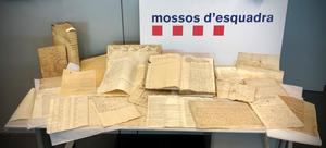 Mossos d'Esquadra recuperan una manuscrito teatral de 1811 y una cruz gótica procesionaria del siglo XVI
