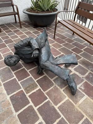 La escultura del poeta Pedro García Cabrera derribada en Vallehermoso en la isla de la Gomera (Tenerife)