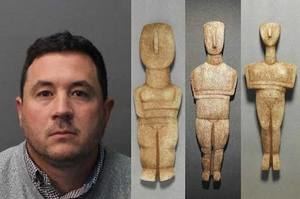 el estafador, Andrew Crowley, y sus tres figuras cicládicas.