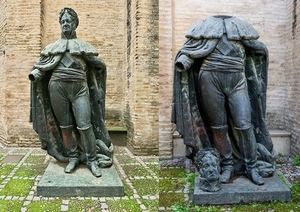 El viento decapita la escultura de Fernando VII de Sevilla.