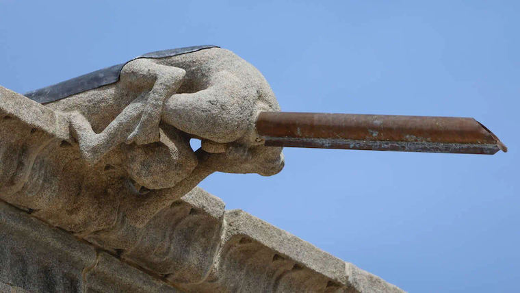 la aberrada solución evita que se moje el balcón de la fachada.¿No hay otra manera?