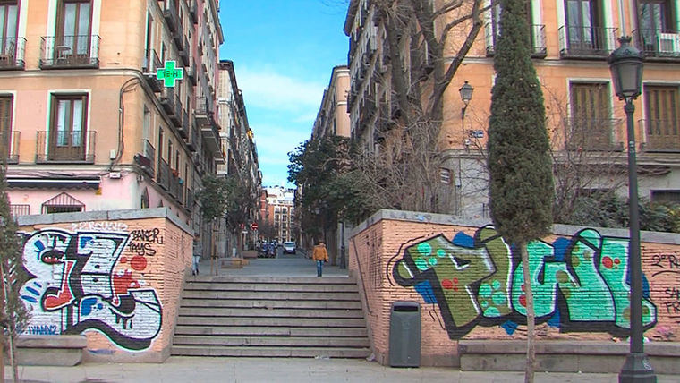 grafitis en la Plaza 2 de Mayo de Madrid