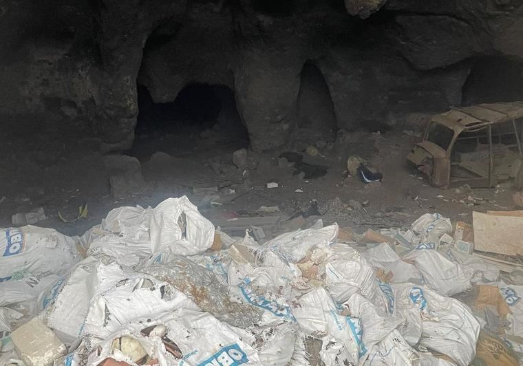 En la cueva del Frenogal ya no cabe más mierda...