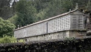 El hórreo de Araño, en Boiro, es el más largo de Galicia y del mundo.