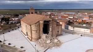 Se derrumba el ábside de la iglesia mudéjar de Santa María del Castillo en Muriel de Zapardiel