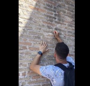 Turista-Imbécil graba su nombre en el muro del Coliseo de Roma