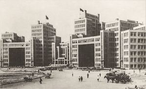 El Edificio Derzhprom (La Casa de la Industria) se construyó entre 1925-28 reflejaban los ideales soviéticos de eficiencia, progreso y crecimiento de la época. Un icono arquitectónico. Un edificio protegido por UNESCO desde 2017