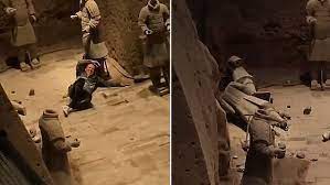 Un turista se tira contra los guerreros de terracota de Xian provocándo diverdsos daños.