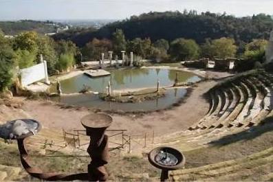 El 'parque temático' contaba con columnas, de hormigón, las estatuas de yeso y el estanque artificial.
