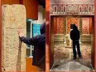 Benito Antonio Martínez Ocasio, conocido como Bad Bunny, tocando una estela maya el pasado 17/12/25 en el MNA.