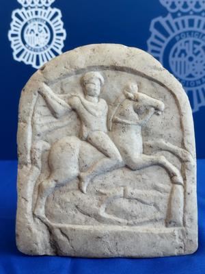 estela funeraria romana que representa un jinete tracio, datada en el S. II d.c., de unos 18 cm de alto por 15 cm de ancho
