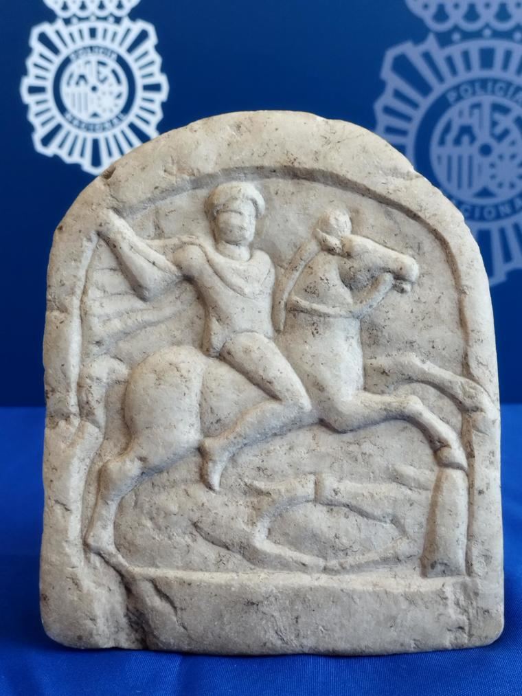 estela funeraria romana que representa un jinete tracio, datada en el S. II d.c., de unos 18 cm de alto por 15 cm de ancho