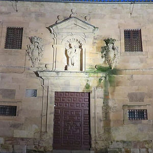 La fachada barroca en el convento de las Agustinas de Salamanca del siglo XVII, se desintegra por una cañería mal puesta.