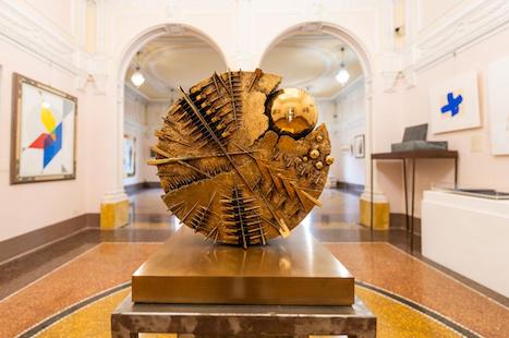 Una obra de Arnaldo Pomodoro en la exposición «SalvArti. De las confiscaciones a las colecciones públicas' 