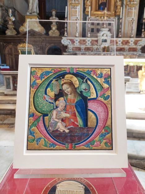 La “Virgen con el Niño” es obra de Fra Antonio da Monza. La página fue robada en los 80