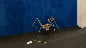 Una niña destruye una escultura en una exposición en Jesolo (Venecia)