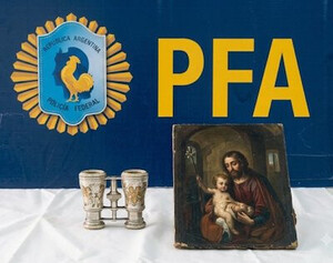 La Policía Federal Argentina (PFA) recupera dos piezas históricas robadas del Museo Nacional de Arte Decorativo de Argentina en 2022.