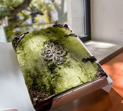libro de vitela verde, encuadernado en terciopelo con bronce