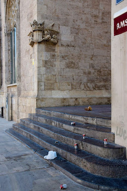 La Lonja de Valencia: el "lujo" de comer y beber en los escalones de un monumento Patrimonio de la Humanidad
