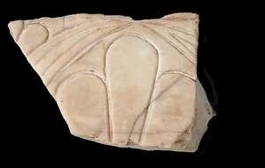 Un jubilado chileno devuelve a Grecia, un fragmento de mármol del siglo IV.a.C. que su padre tomó en la década de 1930.