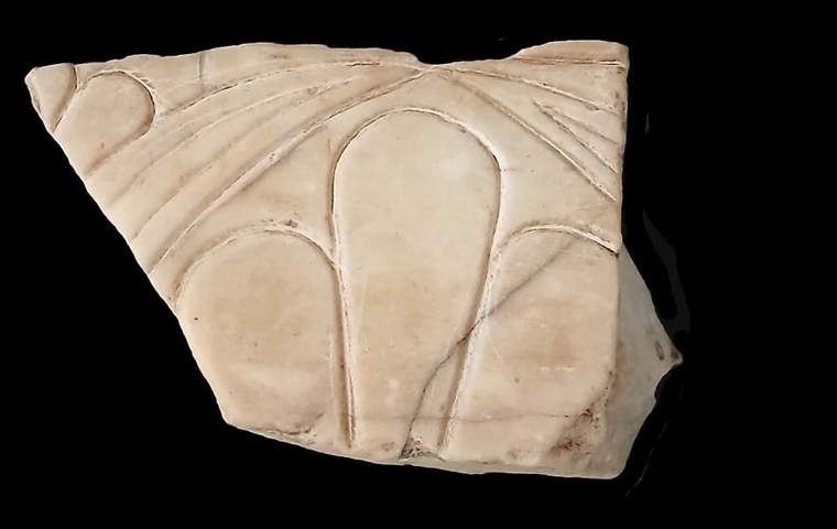 el fragmento No procede del Partenón, sino que se atribuye al Hekatompedon, un templo dórico períptero, precursor del Partenón, alrededor del 550-570 a. C.