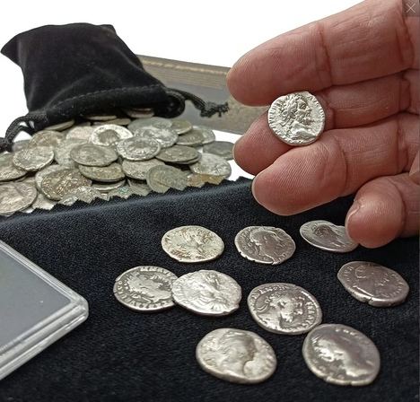 Roban un pequeño tesoro de monedas y un lingote de plata romanas en dependencias del PAS del British Museum