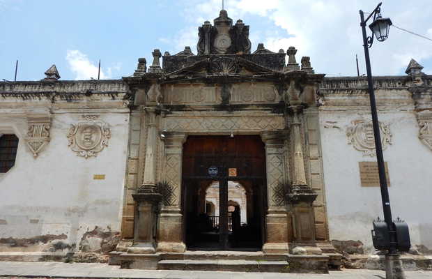 El Museo de Arte Colonial de Antigua Guatemala, construido por los españoles en 1676, fue la primera universidad de Guatemala y la tercera en importancia en Hispanoamérica.