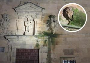 Las lluvias de los últimos días han terminado por destruir una bola que formaba parte del conjunto.