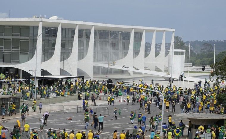 Partidarios de Bolsonaro asaltan el edificio del Palacio Planalto en Brasilia, Brasil